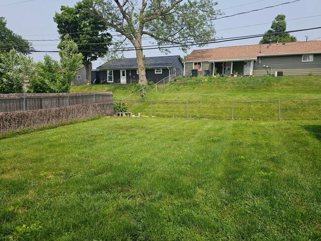 Building Photo - NE 2 bedroom 1 bath with fenced yard, near...
