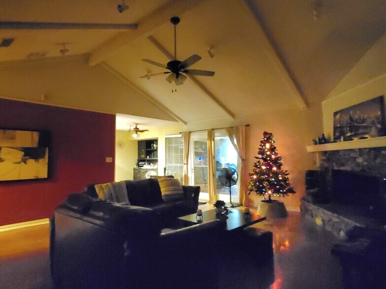 Building Photo - 825 Skylark Dr