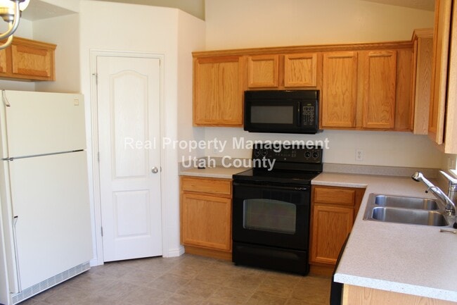 Building Photo - Updated home in Saratoga Springs