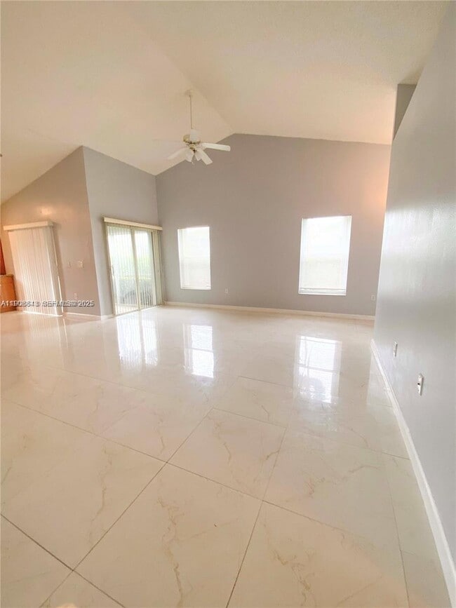 Building Photo - 487 SE 20th Dr