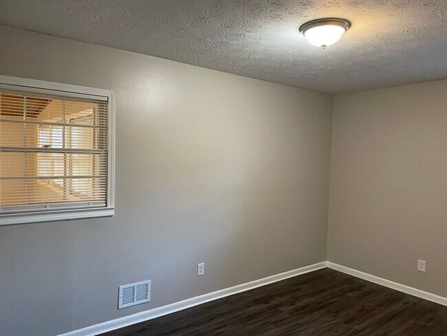 Building Photo - 8927 Cornell Dr
