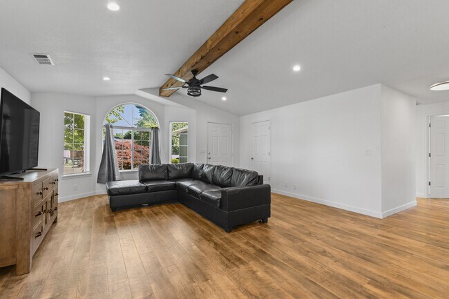 Building Photo - 725 Aspen St