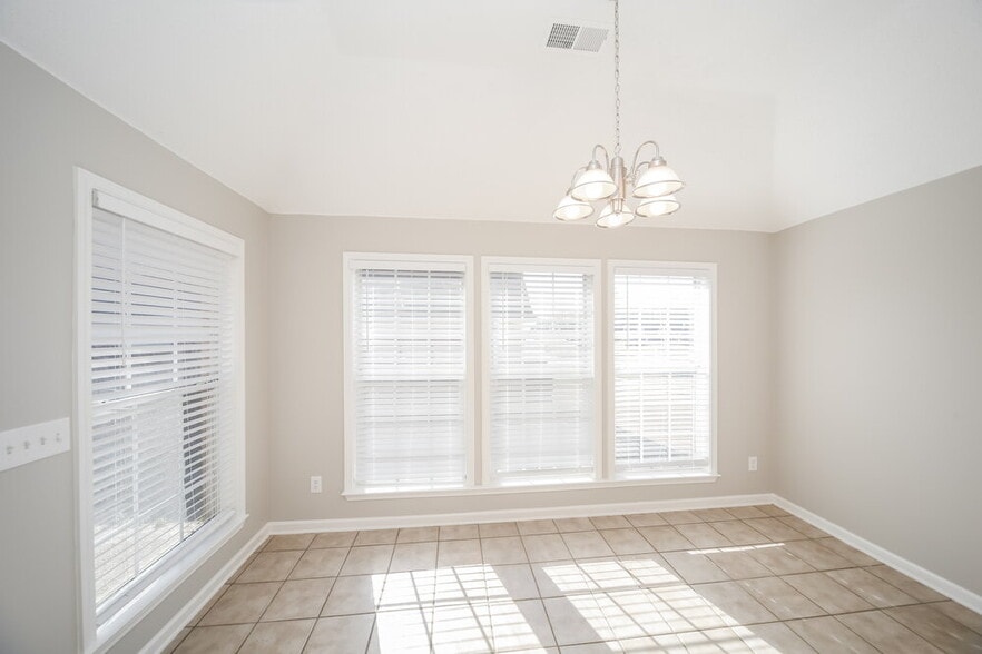 Building Photo - 8911 Oak Grove Blvd