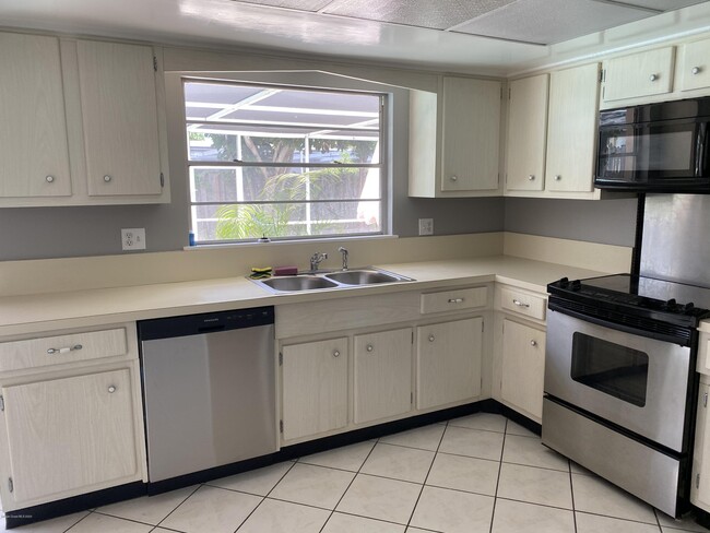 Building Photo - 466 Gateway Dr