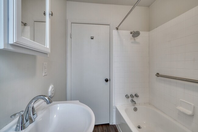 Building Photo - 2324 Callow Ave