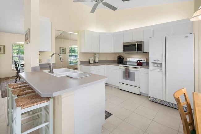Building Photo - Cute and Cozy Furnished Family home on the Island..Available NOW. Reduced to $3,500/mo