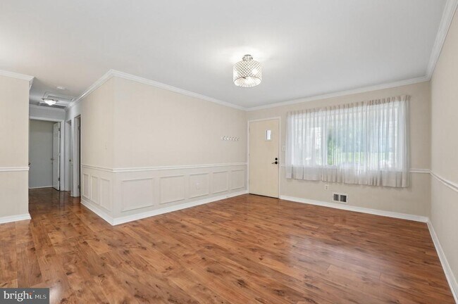 Building Photo - 229 Cabbel Dr