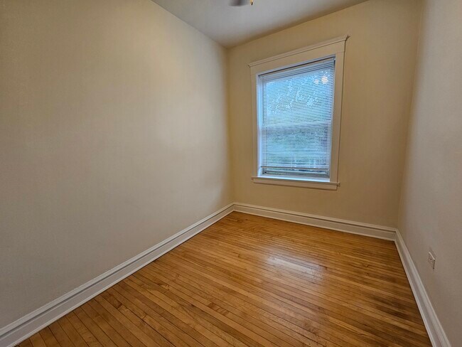 Building Photo - 3800 N Wilton Ave