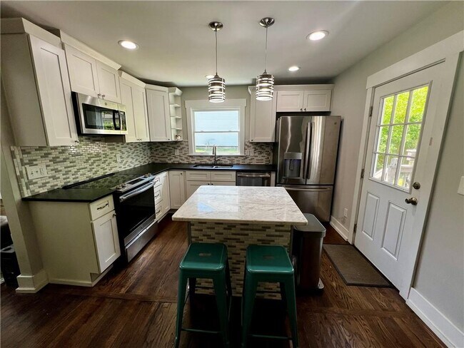 Building Photo - 1611 Wellswood Dr SE