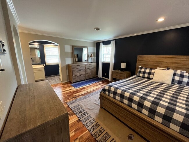 Building Photo - Luxury, Location, and Convenience.