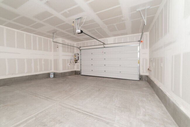 Building Photo - Stunning Home Located in the Desirable Bla...