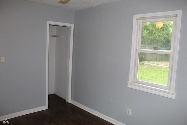 Building Photo - 3125 N Gladstone Ave