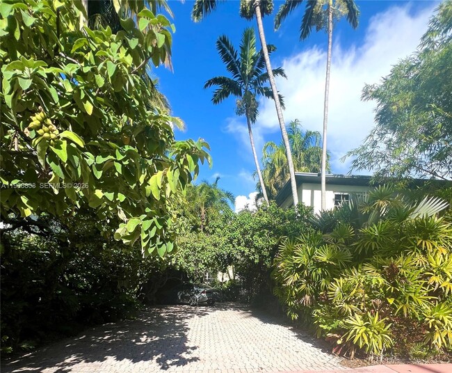 Building Photo - 814 Michigan Ave