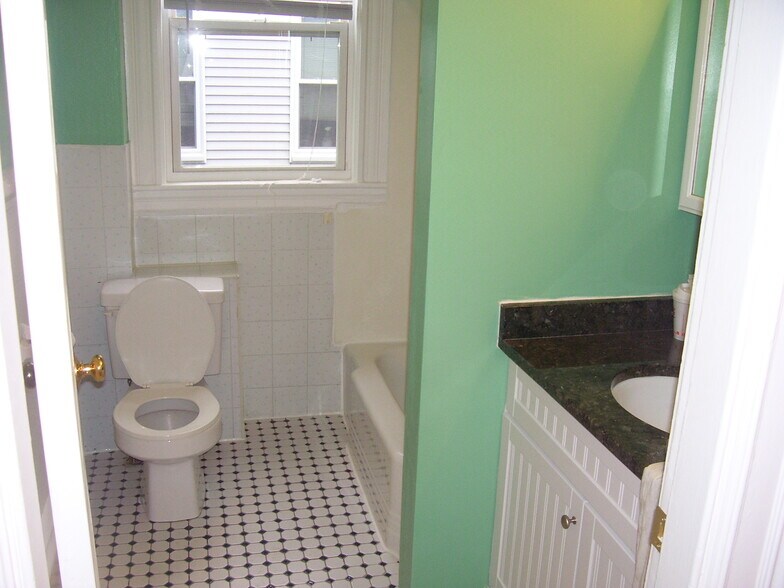 Building Photo - 242 Brown St