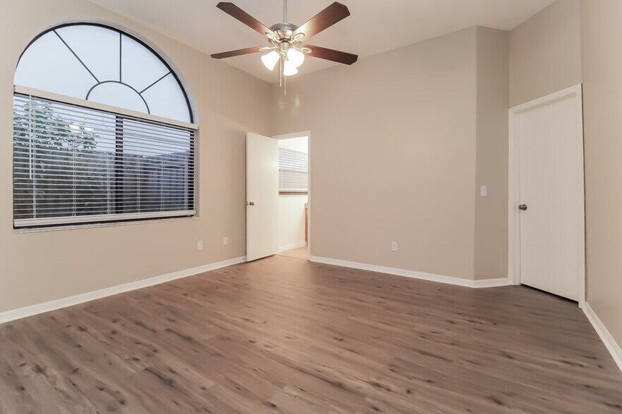 Building Photo - 1052 Alpug Ave