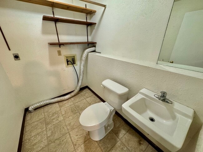 Building Photo - short term lease available