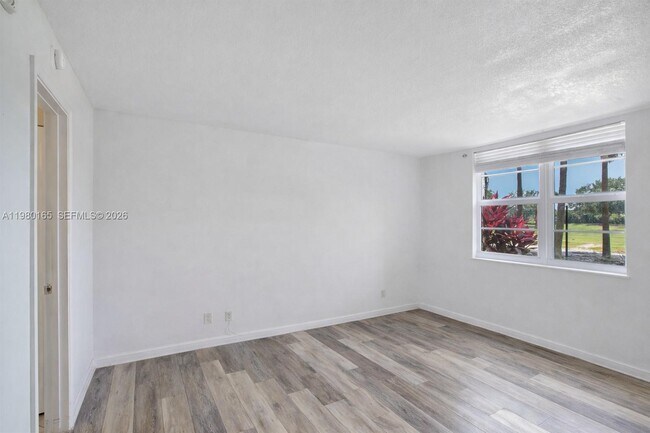 Building Photo - 250 Jacaranda Dr