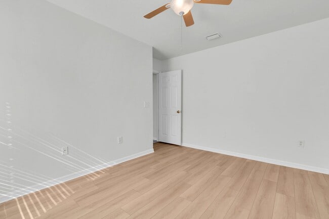 Building Photo - Large Spacious 4 bedroom 2 bath