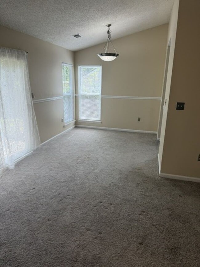 Building Photo - Ranch Home with 3BR/2BA