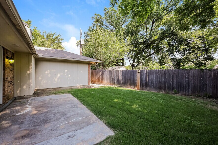 Building Photo - 8540 Whitney Dr