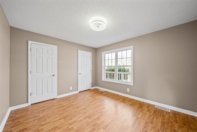 Building Photo - LARGE FENCED IN YARD!!!