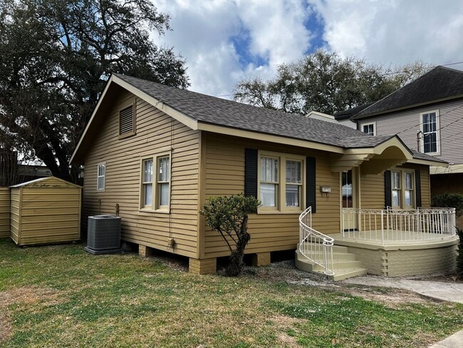 Building Photo - Two bedroom, One Bathroom , near UL