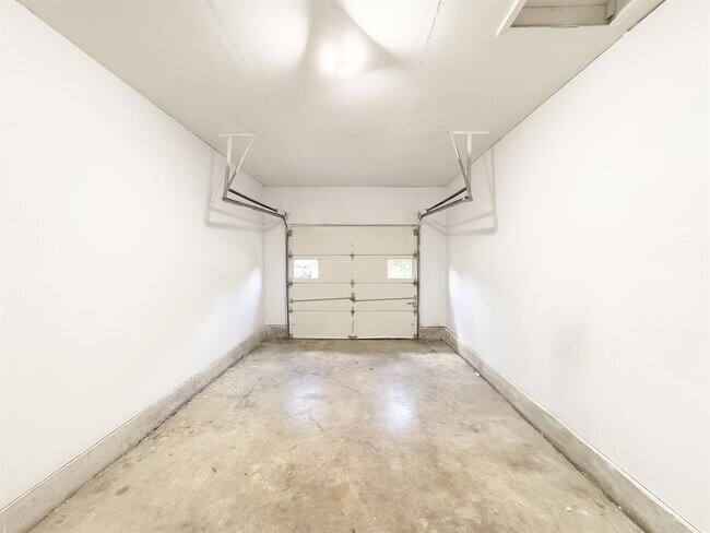 Building Photo - 1006 Duvall Dr