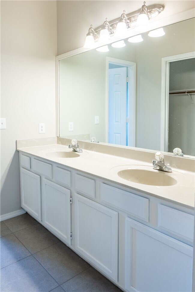 Building Photo - 654 Terry Ave