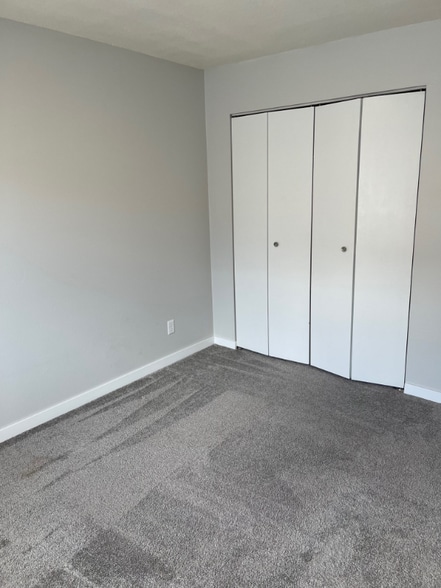 Building Photo - 633 S Dodge St