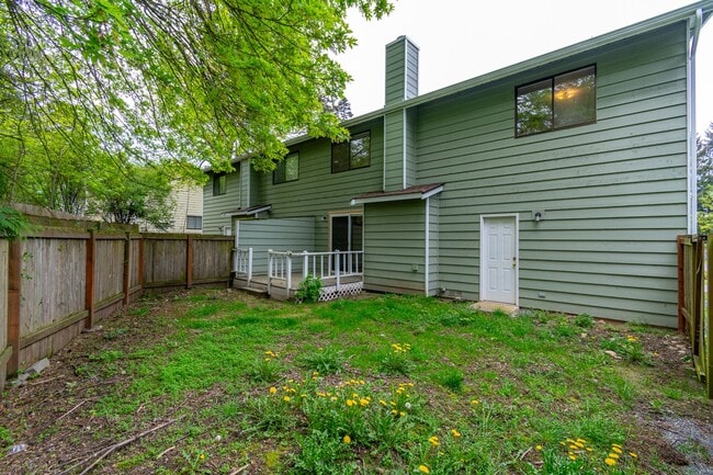Building Photo - 3 Bedroom/2.5 bathroom townhouse centrally located Oak Harbor