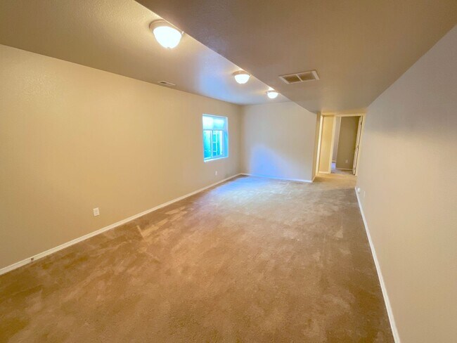 Building Photo - 4 Bedroom Home Available Near Voyager Pkwy...
