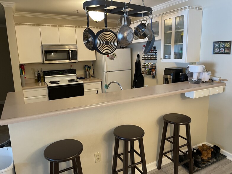 Kitchen island with stools - 380 Hildred Dr