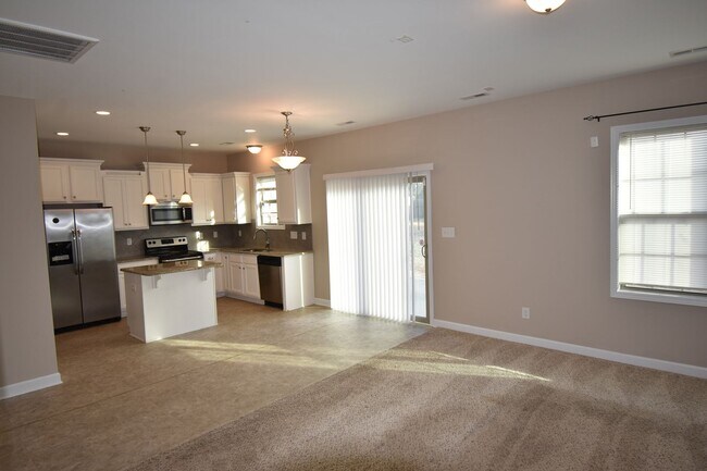 Building Photo - 4 Bedrooms and 2.5 Baths- PET CONSIDERED!