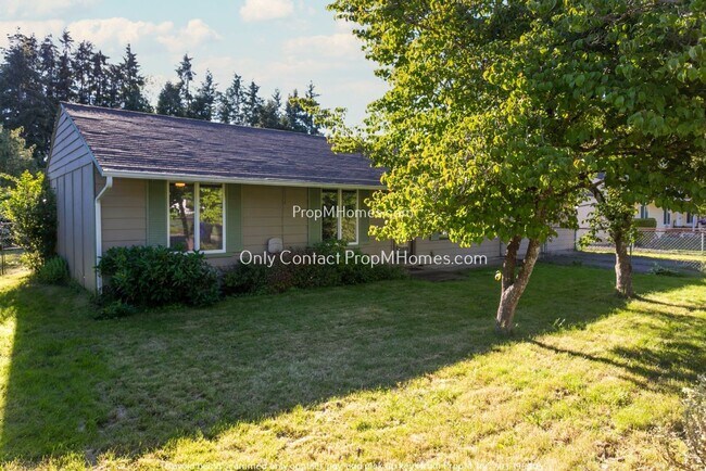 Building Photo - Charming Oregon City Home on 1/2 Acre - Fully Fenced Yard!