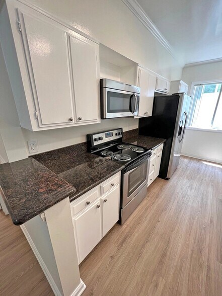 Building Photo - 6100 Buckingham Pkwy