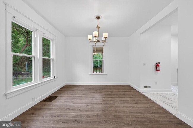 Building Photo - 302 Sloan Ave