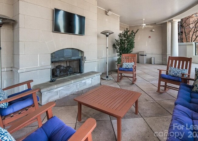 Building Photo - 300 W 5th St