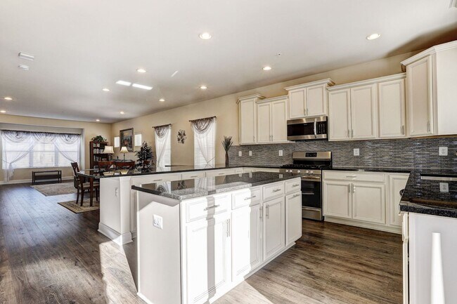 Building Photo - Massive 4 BR/2 Full BA & 2 Half BA EOG Tow...