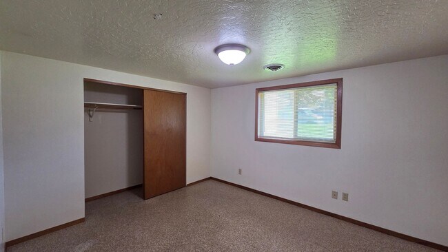 Building Photo - 806 Spartan Dr