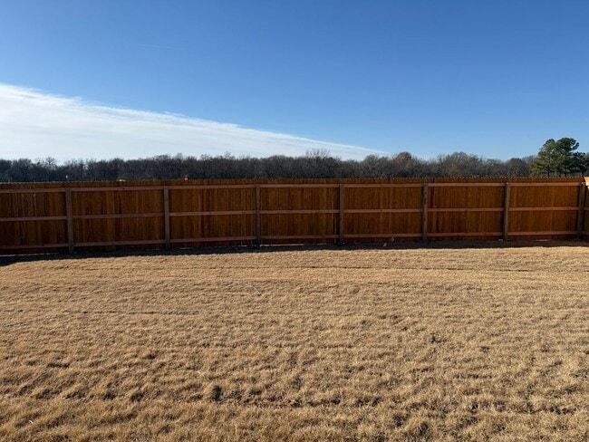 Building Photo - Welcome to this beautiful 4 bed, 2 bath ho...
