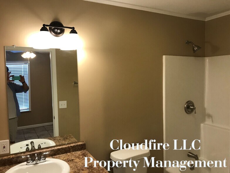 Building Photo - 201 James Cir