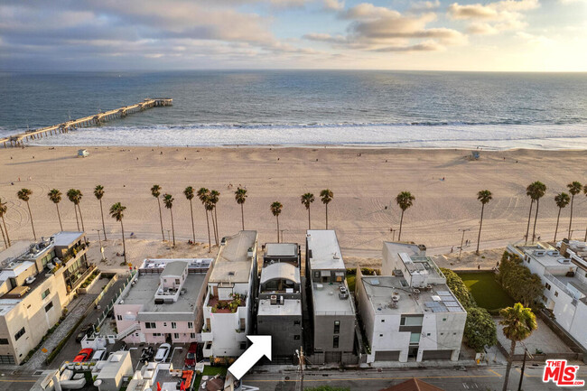 Building Photo - 2811 Ocean Front Walk