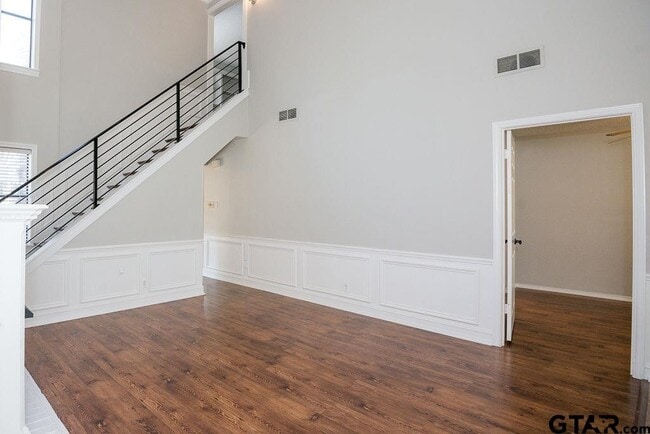 Building Photo - 5827 Hollytree Dr