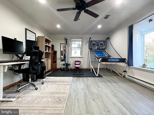 Building Photo - 17 Davis Ave