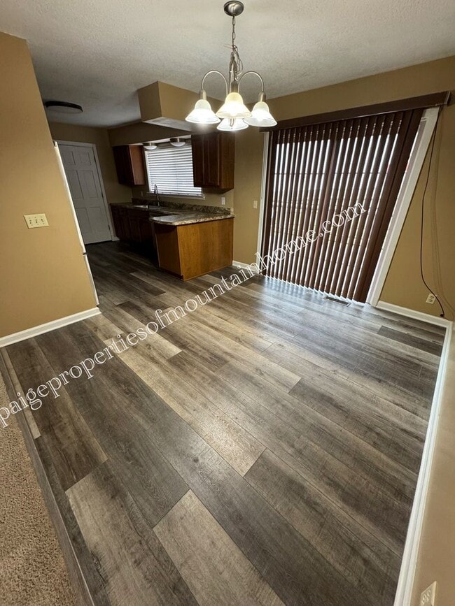 Building Photo - Village Green Home