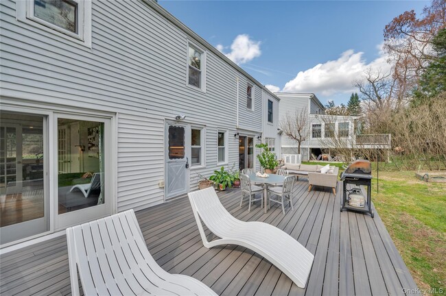 Building Photo - 1001 Shore Acres Dr