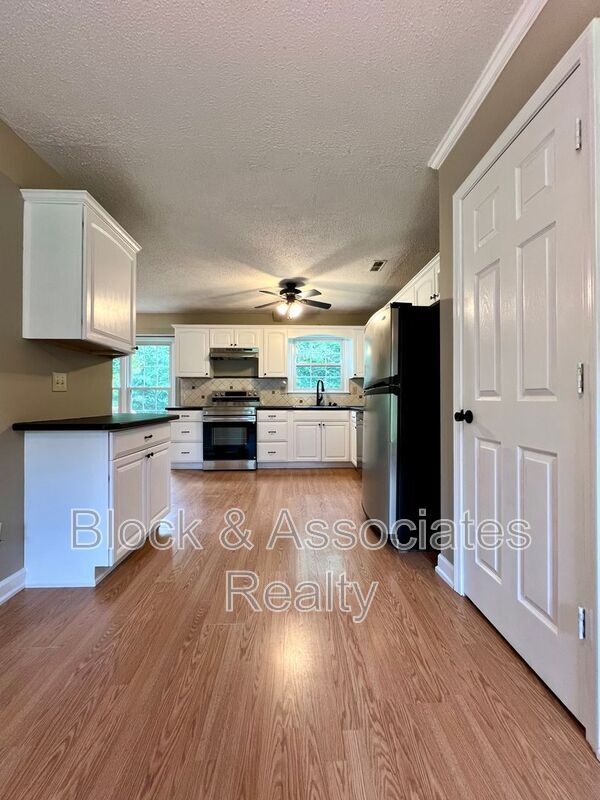 Building Photo - 1613 Round Hill Cir