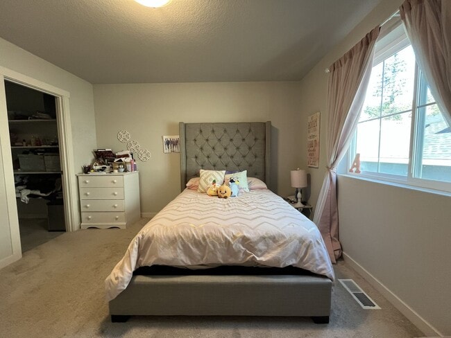 Building Photo - Spacious 5BR Home Near Mountainside High School with Loft, Balcony & Large Kitchen