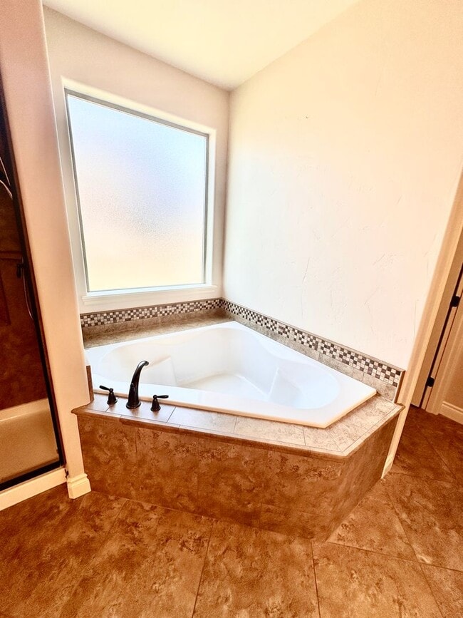 Building Photo - Spacious 4 Bedroom Home in Quiet Cul-de-Sa...