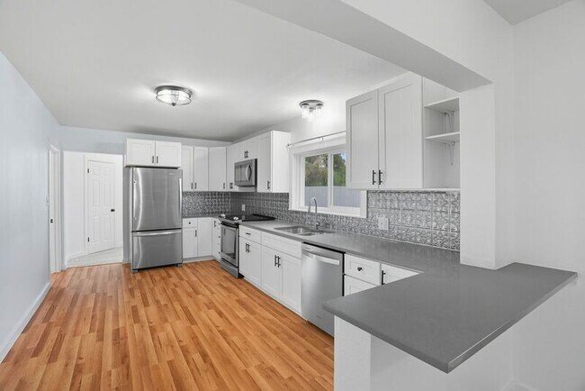 Building Photo - 1731 E Sanson Ave